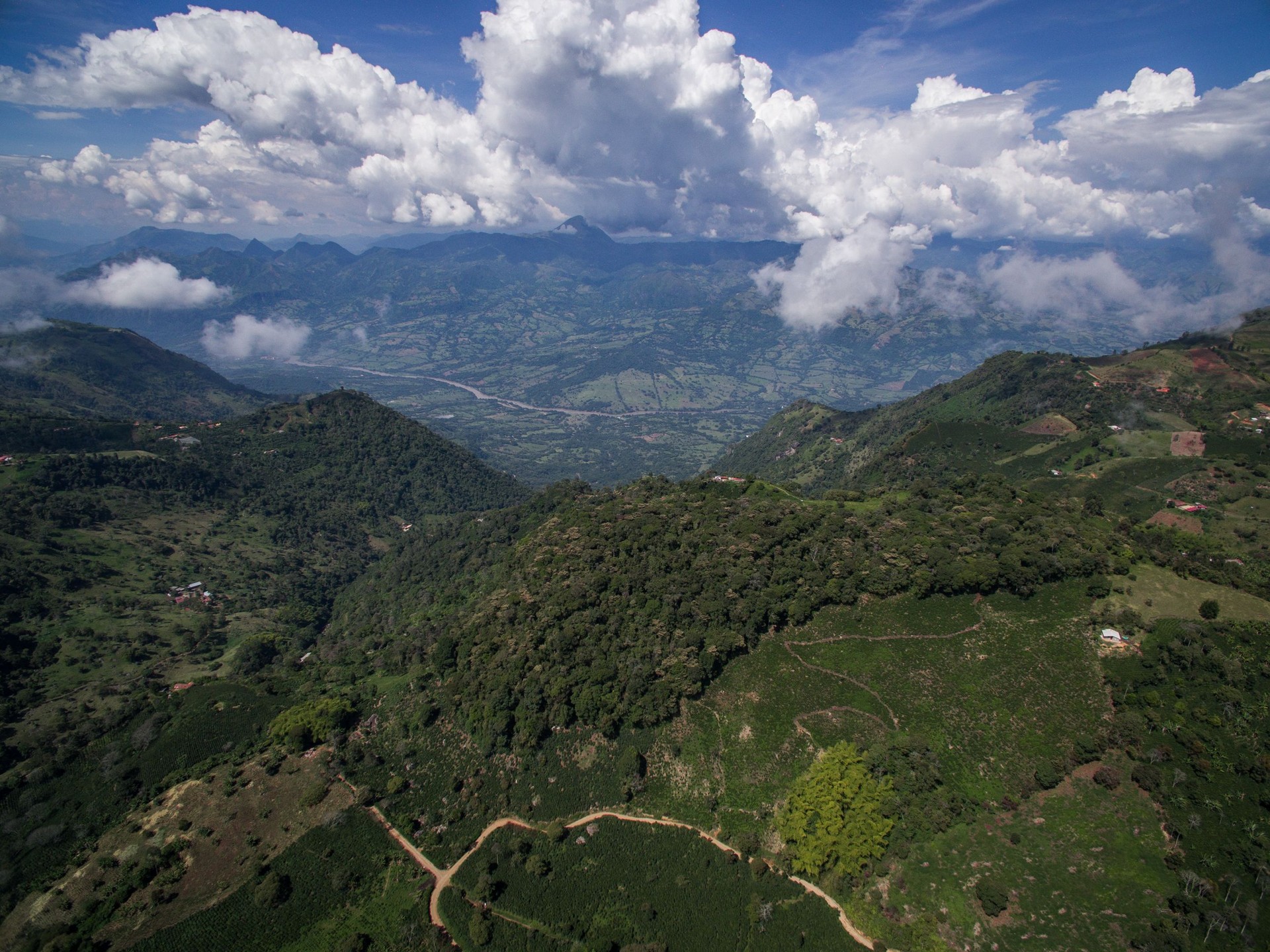 Río que fluye dentro de un valle visto desde una montaña