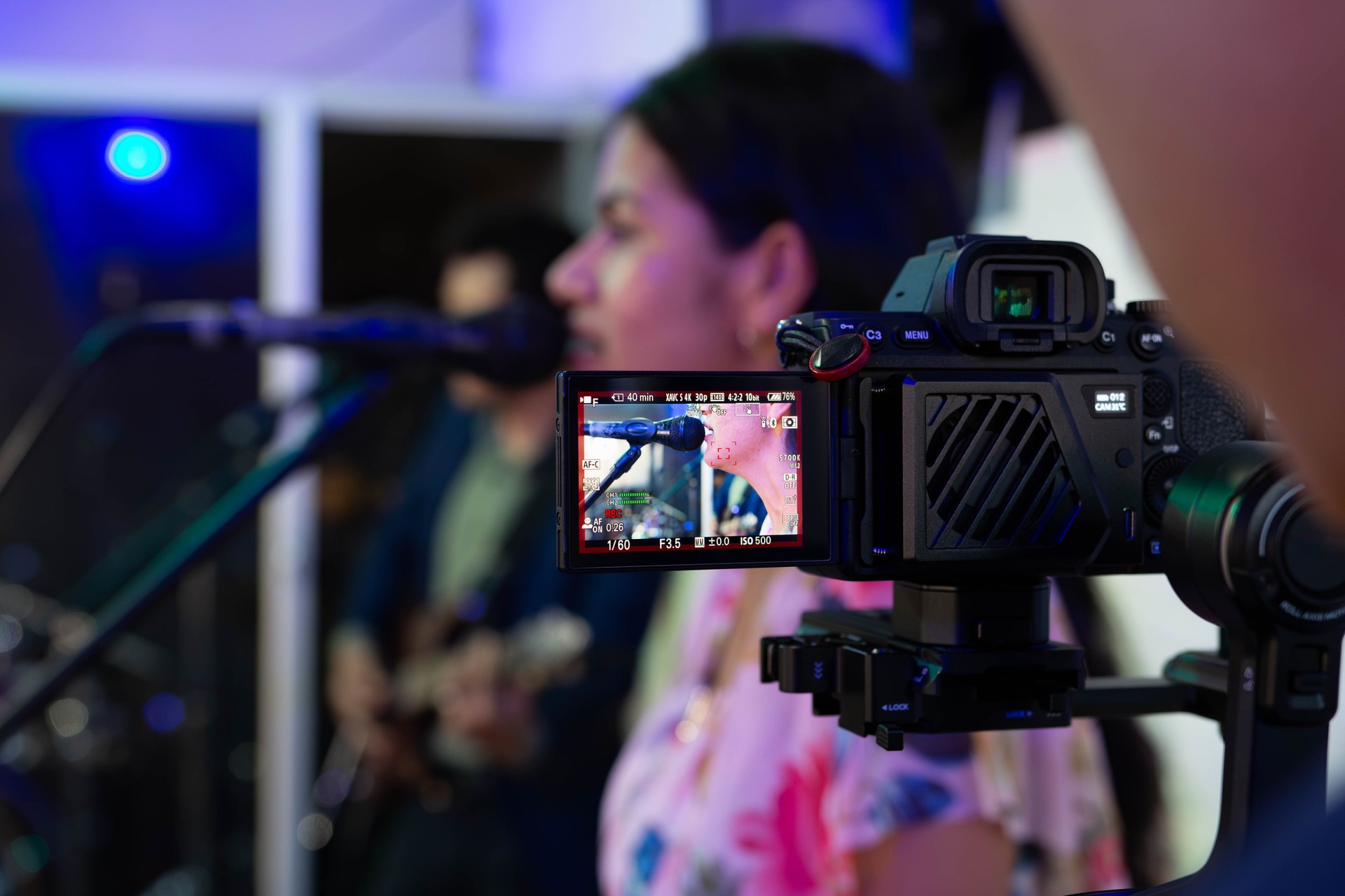 Primer plano de una cámara de vídeo grabando un vídeo musical